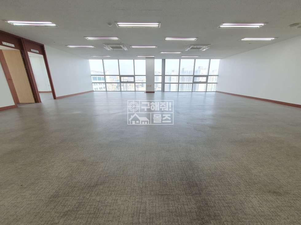 전남광주 서구 치평동 치평동 상무역 사거리 대로변 상가13층. 분할가능.탕비실있음. 월세 매물번호 11256 사진 1