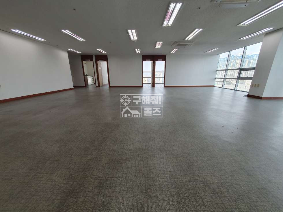 전남광주 서구 치평동 치평동 상무역 사거리 대로변 상가13층. 분할가능.탕비실있음. 월세 매물번호 11256 사진 2