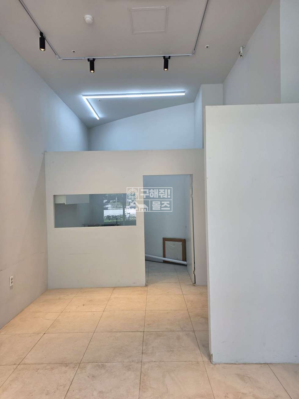 전남광주 서구 치평동 테라스가든동 상무광명메이루즈 1층 시스템냉난방기, 인테리어 완비 도시공사 건너편 노출도 우수 월세 매물번호 13917 사진 6